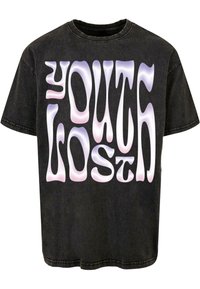 Čierne tričko s veľkým, skresleným bielym a svetlofialovým textom "YOUTH LOST", vo voľnom strihu a s krátkymi rukávmi.