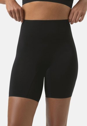 Schwarze, hochtaillierte Radshorts aus dehnbarem Material, mit glatter Textur und nahtlosem Design, die bis zur Mitte des Oberschenkels reichen.