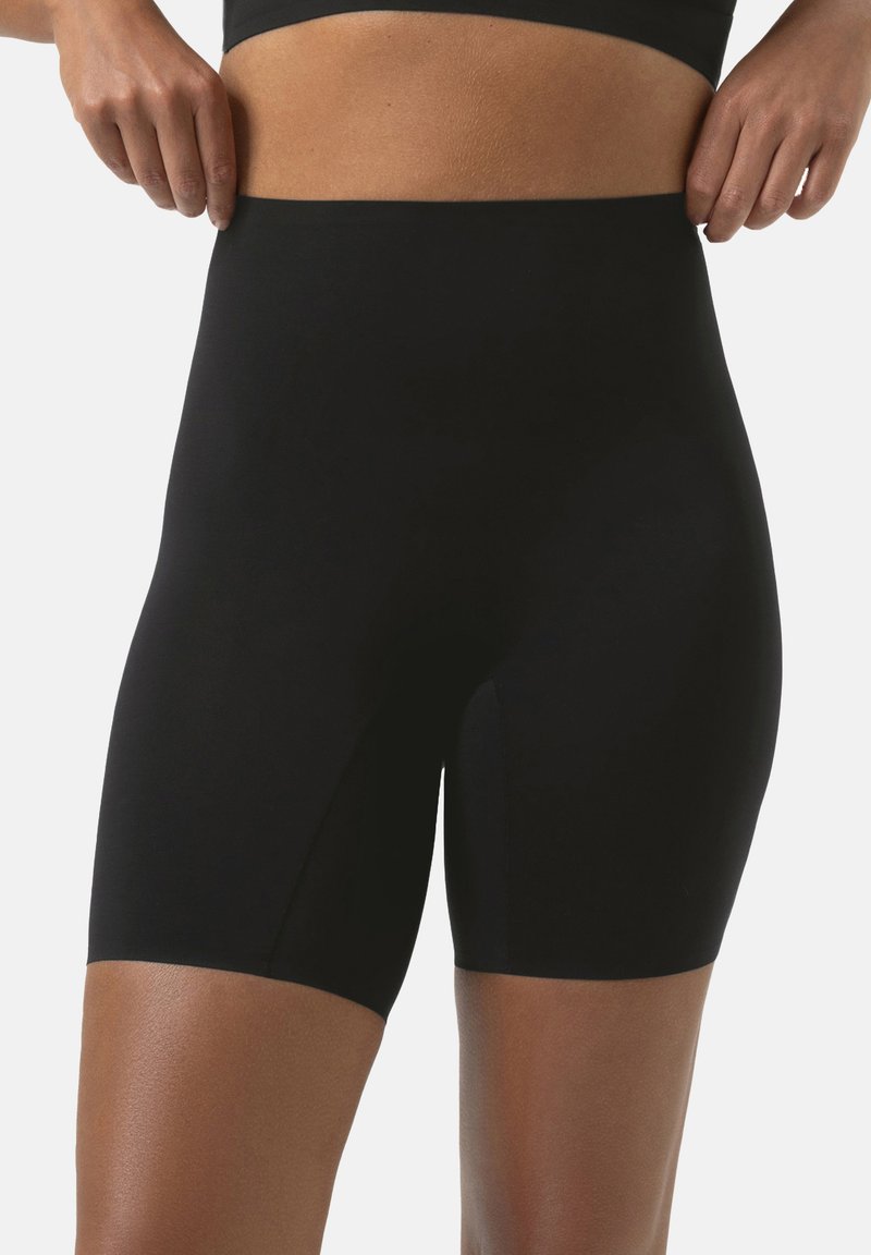 Shorts da bicicletta neri a vita alta realizzati in tessuto elastico, con una consistenza liscia e un design senza cuciture, che arrivano a metà coscia.