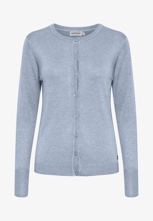 Svetlomodrý kardigán vyrobený z jemnej pleteniny, s okrúhlym výstrihom, dlhými rukávmi a predným zapínaním na šesť gombíkov.