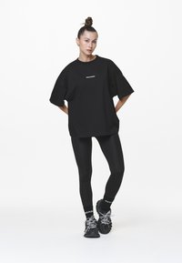 Pegador ARENDAL LOGO HEAVY OVERSIZED TEE - Marškinėliai su spaudiniu - black