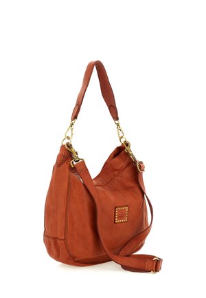 Borsa in pelle marrone con due manici, ferrature dorate e una piccola toppa quadrata con logo e borchie sul davanti.