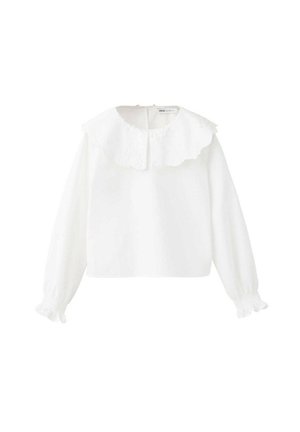 Blouse blanche à manches longues avec un large col à volants et des poignets élastiques, confectionnée dans un tissu léger.