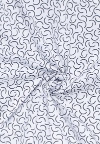 Musterstoff mit weißem Hintergrund und einem navyblauen abstrakten Wirbelmuster. Glatte Textur, leichtgewichtig, geeignet für verschiedene Anwendungen.