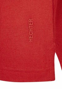 Rode geribbelde stoffen shirt met een tonale "HECHTIER" logo nabij de zoom, met zijslits voor extra designdetail.