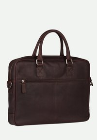 Braune Lederaktentasche mit strukturiertem Oberflächenmaterial, doppelten Griffen, silbernem Beschlag und einer Reißverschlusstasche auf der Vorderseite für zusätzlichen Stauraum.