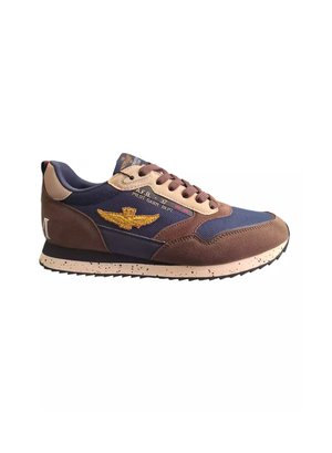 Sneaker con tomaia in rete blu navy, dettagli in suede marrone, particolari beige e suola maculata; include logo ala ricamato.