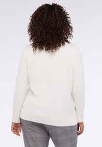 Weißer Pullover mit geripptem Saum und Bündchen, aus einem weichen, strukturierten Stoff. Die Rückansicht zeigt eine lockere Passform und eine glatte Silhouette.