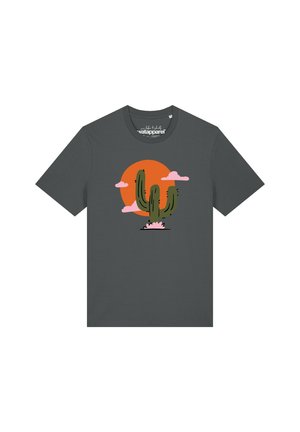 T-shirt gris foncé avec un motif d'un cactus vert, des nuages roses et un soleil orange au centre devant.