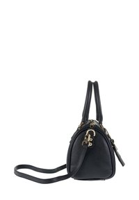 Borsa in pelle nera con una forma arrotondata, maniglie doppie e una tracolla removibile. Presenta dettagli in oro e una finitura texturizzata.