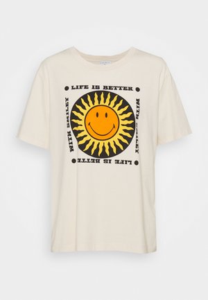 Kremowy T-shirt z dużym żółtym uśmiechniętym słońcem oraz napisem "LIFE IS BETTER WITH SMILEY" wokół w czarnej czcionce.