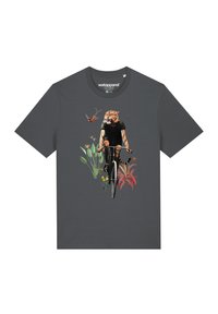 Grijze t-shirt met een grafisch ontwerp van een tijger die op een fiets rijdt, omringd door verschillende planten en bloemen. Korte mouwen, casual pasvorm.