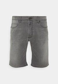 Pantalones cortos de mezclilla gris con un corte clásico, que presentan bolsillos frontales, un cierre de botón y decoloración sutil para dar textura. Detalle de dobladillo limpio.