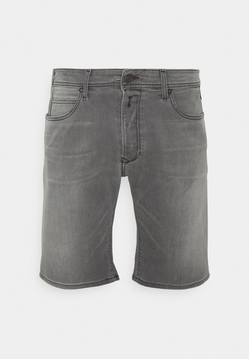Pantalones cortos de mezclilla gris con un corte clásico, que presentan bolsillos frontales, un cierre de botón y decoloración sutil para dar textura. Detalle de dobladillo limpio.