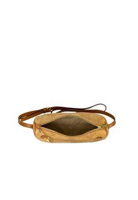 Borsa a tracolla in pelle marrone chiaro con una lunga tracolla, caratterizzata da una chiusura con zip, un interno liscio e una stampa mappa discreta all'esterno.