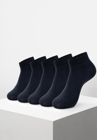 Fünf Paar Knöchelsocken in dunklem Marineblau, aus einem glatten, dehnbaren Material, mit einem gerippten Bund und einem nahtlosen Zehenbereich.