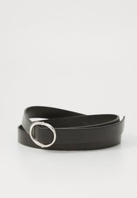 Cinto de couro preto com uma fivela circular prateada. Apresenta uma textura suave e um design elegante e minimalista. Com laço duplo para fecho.
