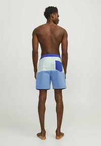 Badshorts för män med färgblockdesign i ljusblått, mörkblått och turkos, med en bakficka och elastisk midja.