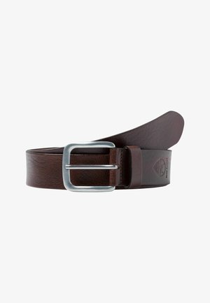Cintura in pelle marrone con una texture liscia, dotata di una fibbia rettangolare in metallo argentato e un logo impresso sulla cinghia di pelle.