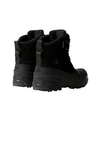 Μαύρες αδιάβροχες μπότες με συνδυασμό σουέτ και συνθετικού υλικού, σχεδιασμό υψηλού αστραγάλου, ανθεκτική σόλα και μεταλλικά κορδόνια.