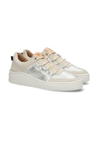 Sneakers in pelle e suede con un pannello laterale metallico argento, lacci beige e una robusta suola bianca. Design minimalista con accenti sottili.