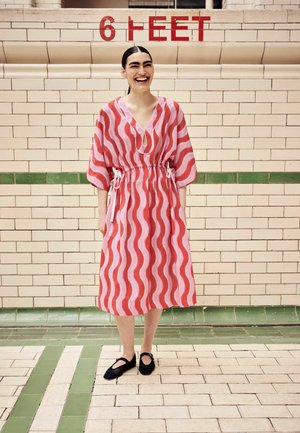 Cath Kidston KAFTAN - Vapaa-ajan mekko - pink red swirl print