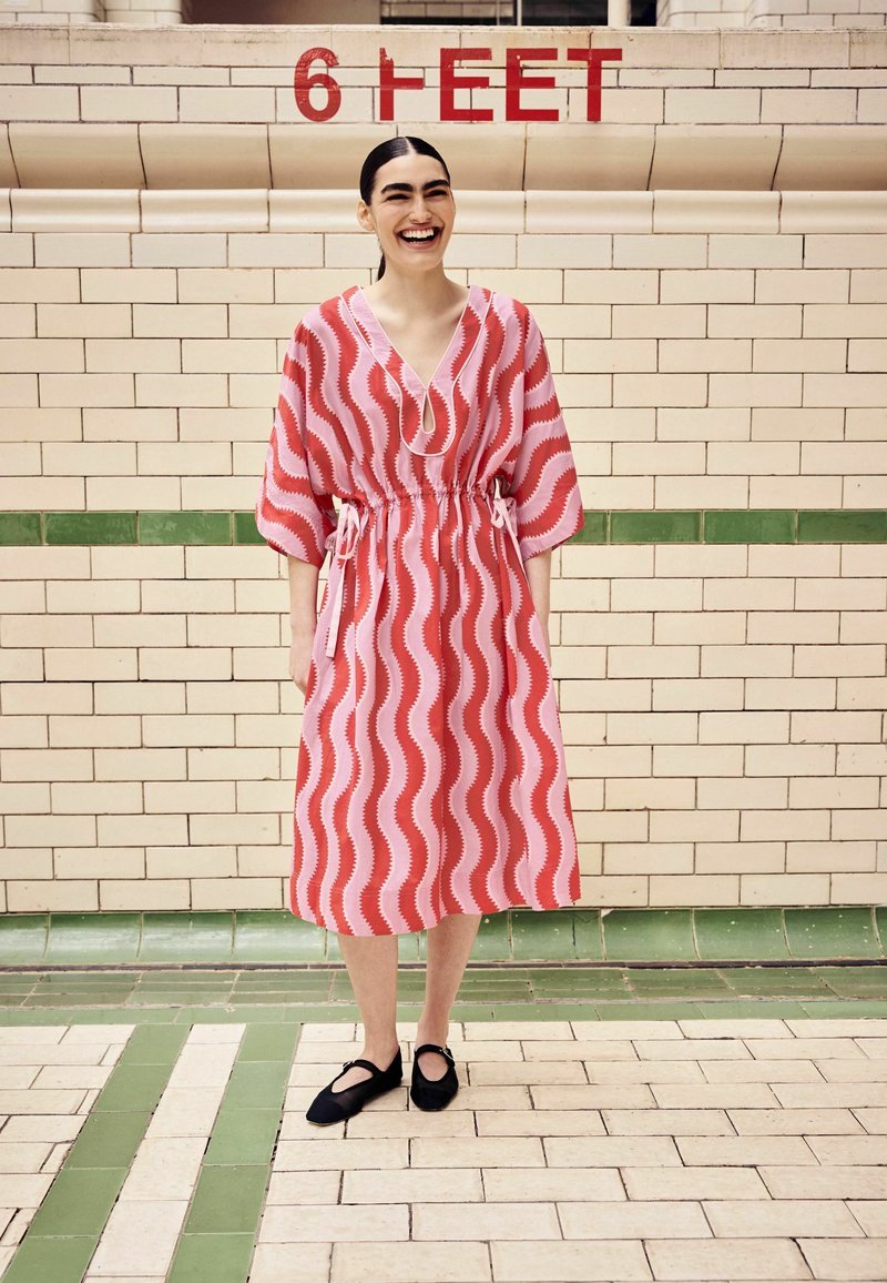 Cath Kidston KAFTAN - Denní �šaty - pink red swirl print