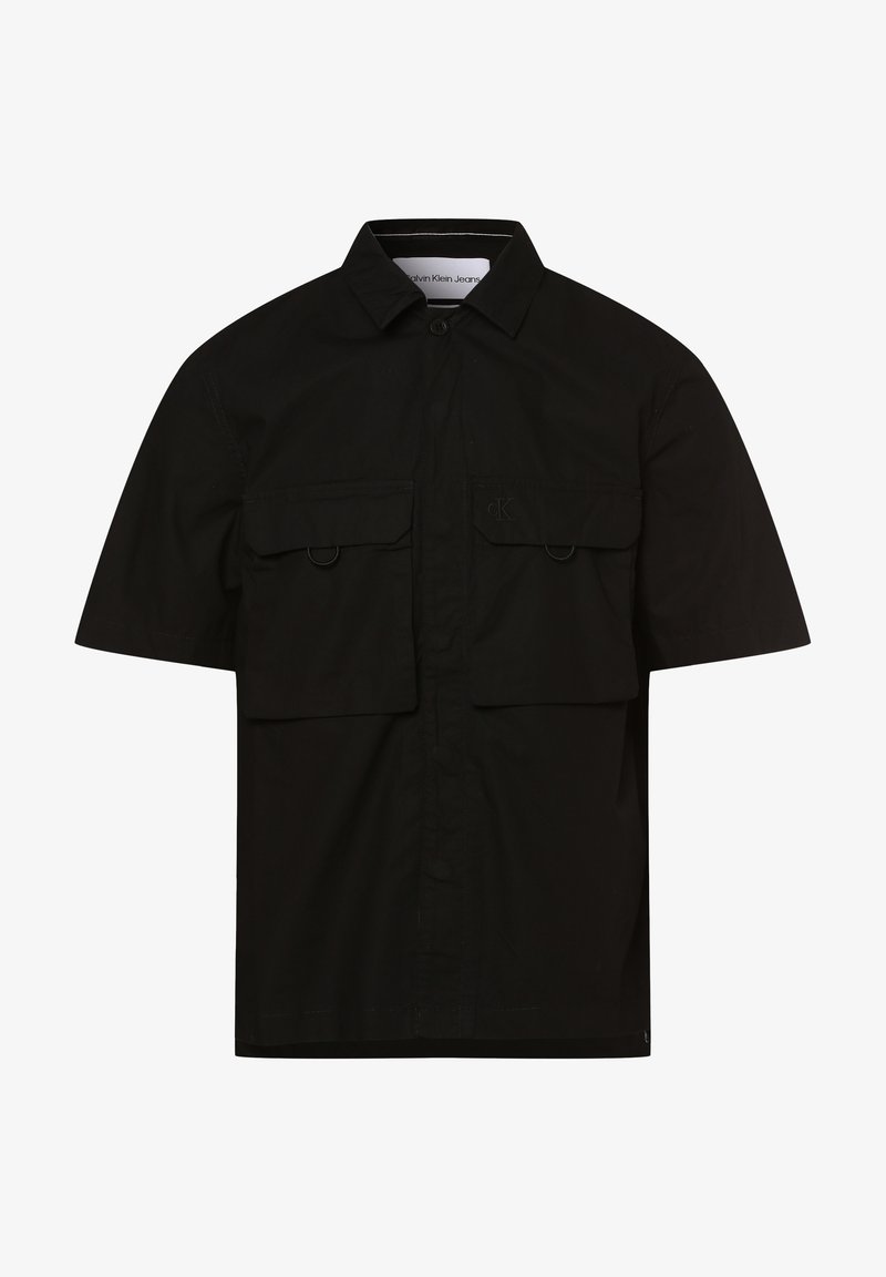 Chemise noire à manches courtes avec un col boutonné, deux poches poitrine, des détails cousus et un logo en relief sur la poche gauche.