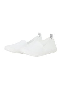 Scarpe bianche slip-on realizzate in tessuto liscio con suola in gomma bianca texturizzata. Presentano un logo sottile sul tallone e nessun lacci visibili.