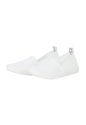 Scarpe bianche slip-on realizzate in tessuto liscio con suola in gomma bianca texturizzata. Presentano un logo sottile sul tallone e nessun lacci visibili.