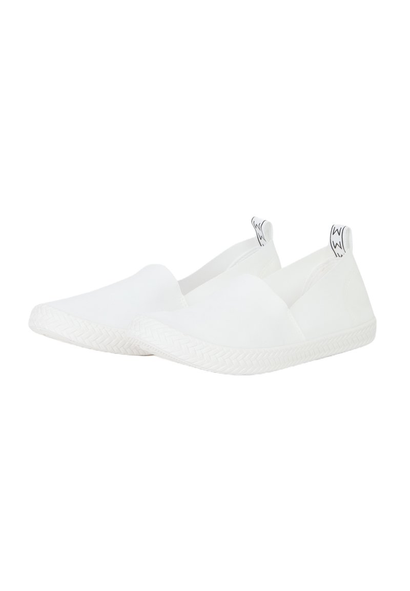Scarpe bianche slip-on realizzate in tessuto liscio con suola in gomma bianca texturizzata. Presentano un logo sottile sul tallone e nessun lacci visibili.