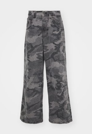 Široké prepadávajúce nohavice z denimu v kamuflážnom vzore v odtieňoch šedej, s dvoma postrannými vreckami a vysokým pásom. Textúrovaná tkanina s potlačou.
