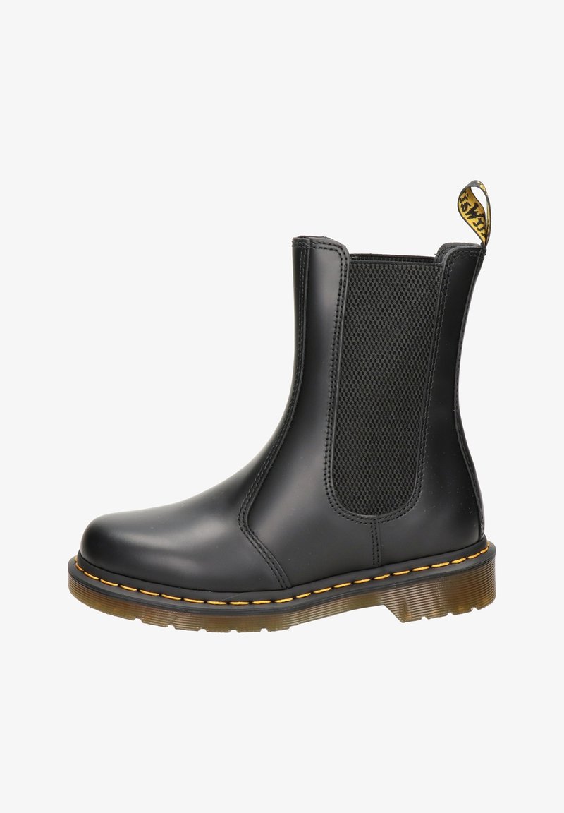 Botte Chelsea en cuir noir avec des panneaux latéraux élastiques, une couture jaune le long de la semelle et une languette à l'arrière avec le logo de la marque.