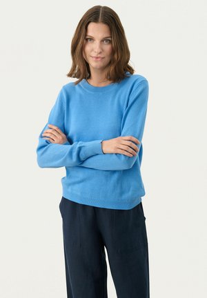Hellblauer Pullover aus weichem Strickmaterial mit Rundhalsausschnitt, langen Ärmeln und gerippten Bündchen und Saum. Tragen mit dunklen Hosen.