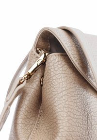Beige Handtasche aus strukturiertem Kunstleder, mit goldfarbenen Beschlägen, einem Reißverschluss und einem strukturierten Design mit Nähdetails.