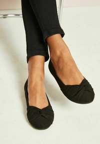 Friends Like These ROUND TOE TWIST FLAT  - Balerina cipők - black suedette
