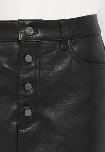 Jupe en simili cuir noir, à taille haute, avec cinq boutons et des poches avant. Texture lisse avec un léger éclat.
