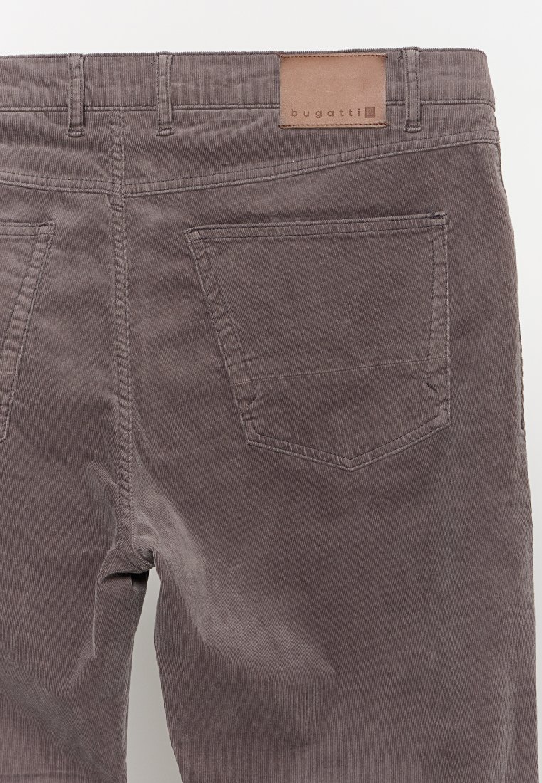 Pantalons en velours côtelé gris avec une finition texturée, dotés d'un patch en cuir de la marque sur la taille et de deux poches arrière.