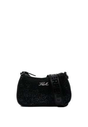 Zwarte schoudertas met textuur en zilveren "Karl" logo, voorzien van een brede zwarte band met geperste tekst "KARL LAGERFELD".