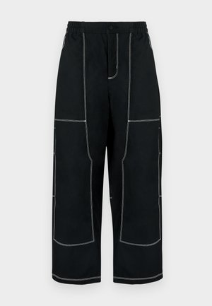 Pantalon noir à jambes larges avec une taille élastique, doté de surpiqûres blanches contrastantes et de plusieurs poches utilitaires.