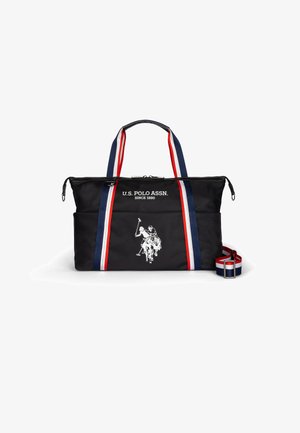 Bolso tote de nylon negro con dos asas y una correa desmontable. Presenta acentos a rayas rojas y azules y un gráfico de un jugador de polo blanco.