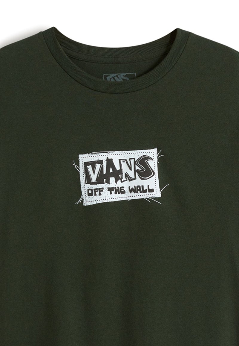 Donkergroene katoenen t-shirt met een ronde halslijn, voorzien van een witte grafische patch met de tekst "VANS OFF THE WALL" in het oog springend.