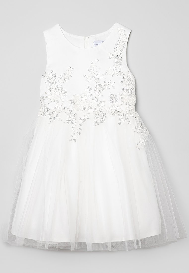 Robe blanche sans manches, avec un motif floral brodé et des sequins sur le corsage, jupe en tulle en couches et fermeture éclair au dos.