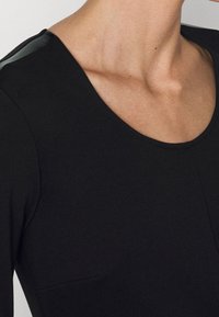 Patrizia Pepe Sukienka z dżerseju