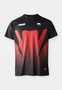 Schwarzes und rotes kurzärmliges T-Shirt mit geometrischem Muster, das ein großes rotes Grafikdesign und Logo auf der Brust zeigt.