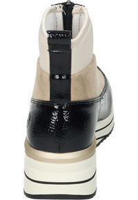 Bottine en cuir verni noir et en daim beige avec un accent doré et une languette texturée à l'arrière. Dispose d'une fermeture éclair latérale et d'un design de semelle superposée.