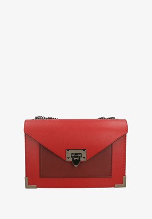 Sac à main en cuir rouge avec une finition texturée, rabat triangulaire, quincaillerie en argent et sangle en chaîne. Présente un panneau avant transparent et des accents géométriques.