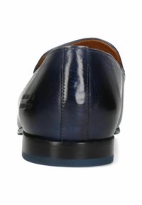 Zapato de vestir de cuero azul marino con un acabado pulido, punta redondeada y un pequeño talón resistente. El interior cuenta con un forro marrón para mayor comodidad.