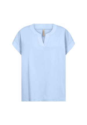 Lyseblå bluse med korte ærmer, rund halsudskæring og et lille V-formet snit foran, vist mod en neutral baggrund.