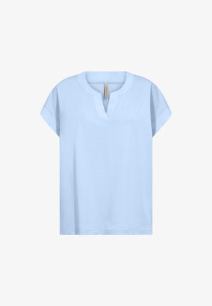 Blusa a maniche corte azzurro chiaro con scollo rotondo e una piccola apertura a V sul davanti, su sfondo neutro.